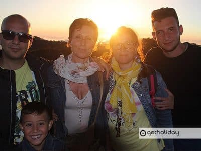 Foto de una familia alegre con la puesta de sol de fondo