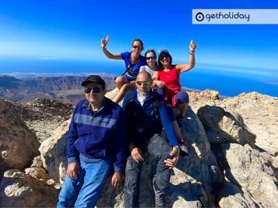 Grupo de personas posando para la foto desde el pico del Teide