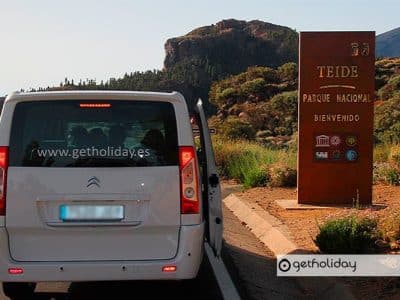 En la imagen muestra un vehículo de 6 plazas y la entrada al parque nacional del Teide.
